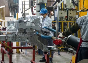 Các nhà xưởng lắp ráp ô tô trong nước hiện chỉ vận hành ở mức 40% công suất.