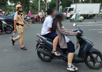 Phải không nên cấp giấy phép lái xe cho trẻ em trong độ tuổi từ 16 đến 18?