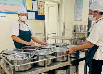 Hà Nội tiến hành khảo sát việc tổ chức bữa ăn bán trú cho học sinh.