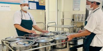 Hà Nội tiến hành khảo sát việc tổ chức bữa ăn bán trú cho học sinh.